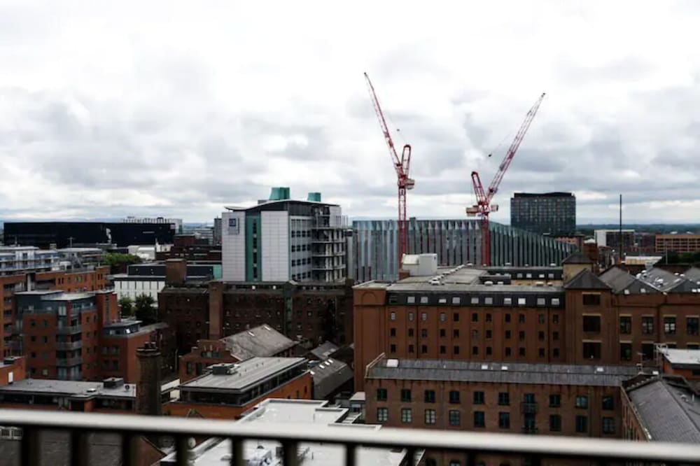 Modern 2 Bedroom Flat City Centre with Parking/Balcony view 3