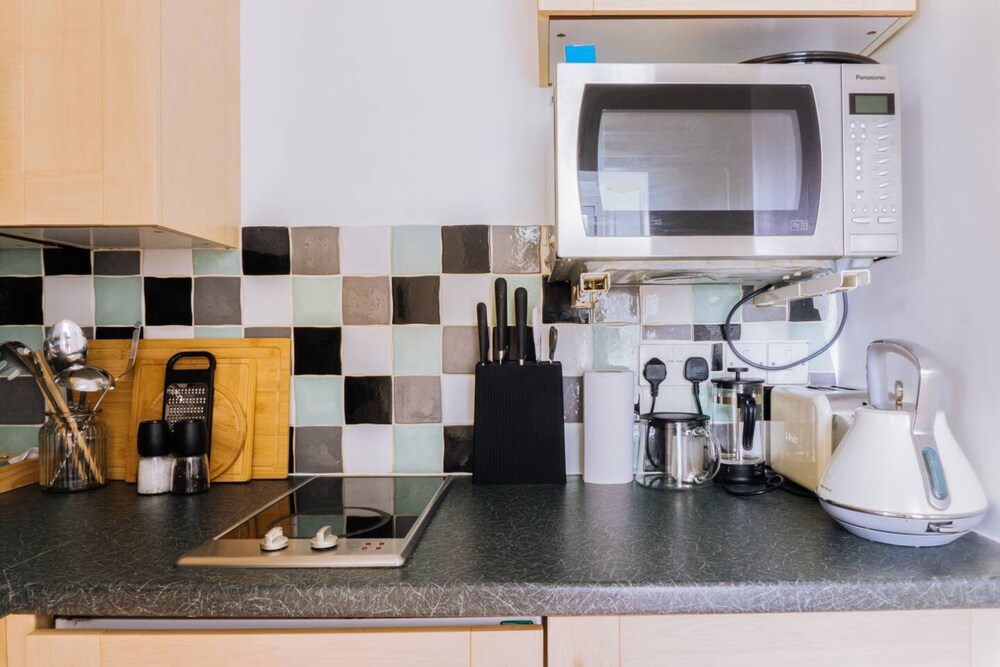 Cosy 1 Bedroom Apartment Right Beside Holyrood Park view 3
