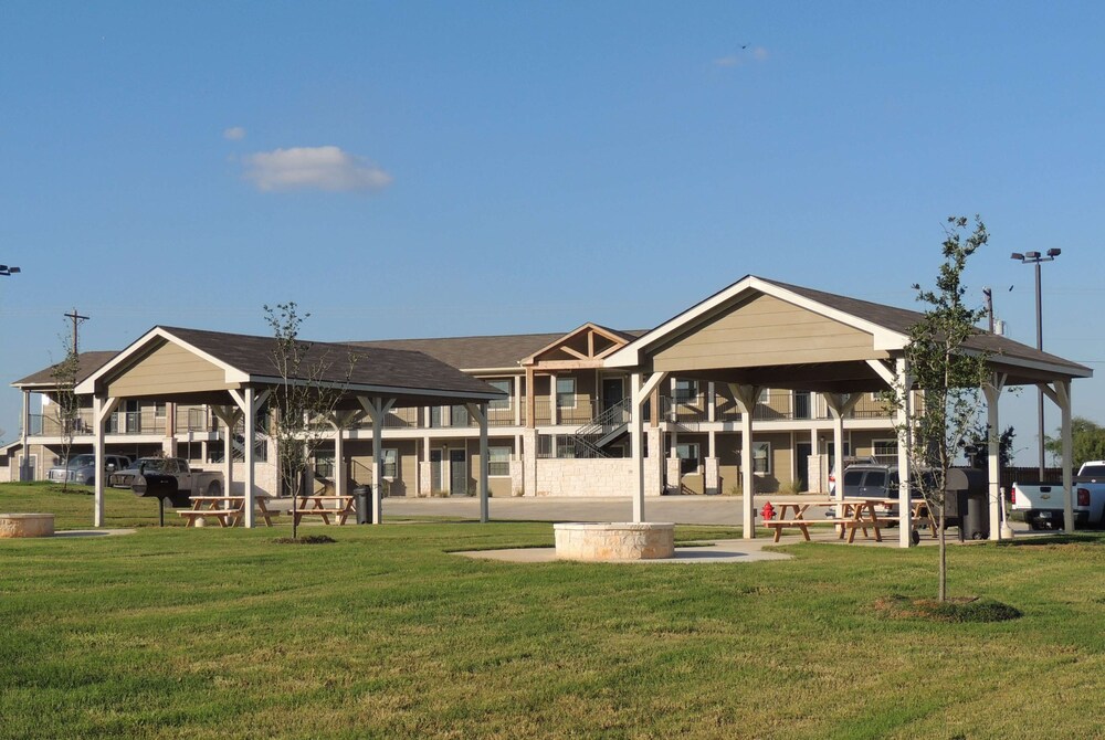 Eagle's Den Suites Kenedy a Travelodge by Wyndham
