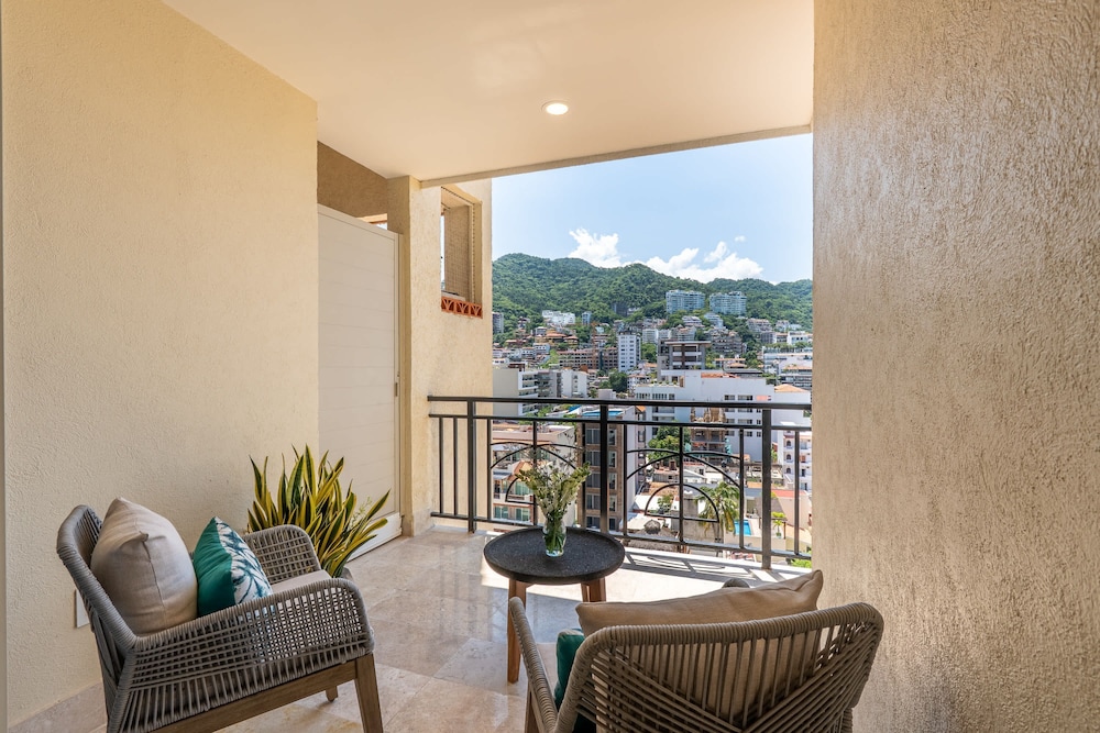 Ocean Front Amazing Views and Location Sleeps 8