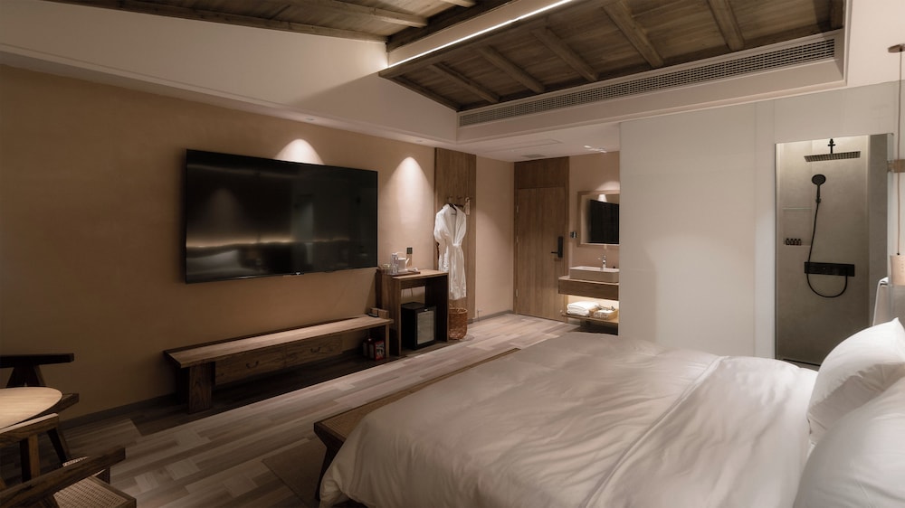 Shishe Spring Designer Homestay