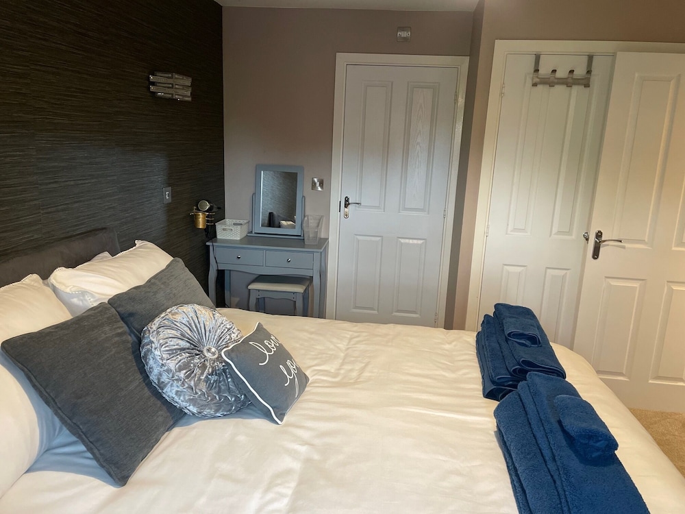 Fantastic, pet Friendly 3 Bedroom House in Bedford view 4