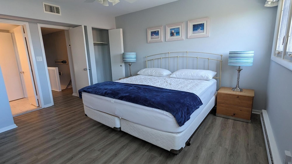 Mariners Court 221