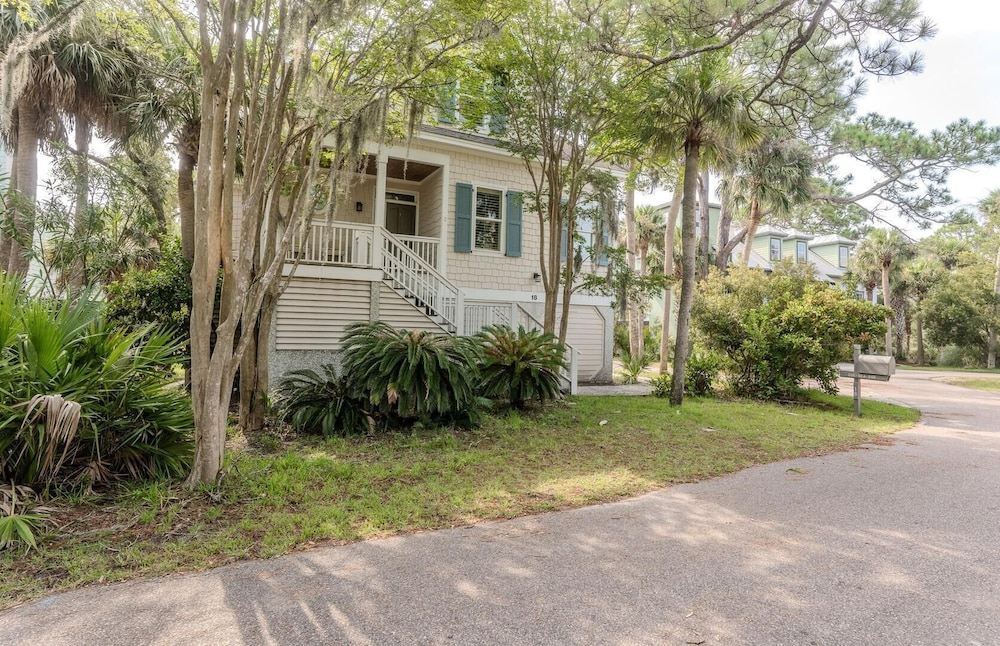 18 Fiddlers Cove Dr - 5 Bed/4 Bath w/ Resort Access & Golf Cart!