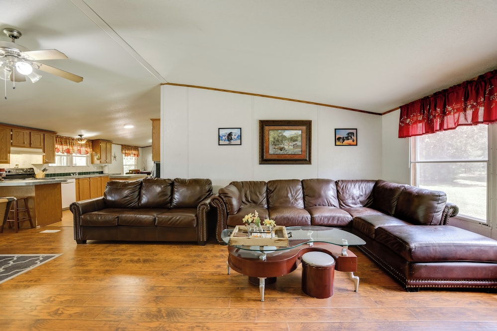 Play Games, Bike & Unwind: Cleveland Family Home!