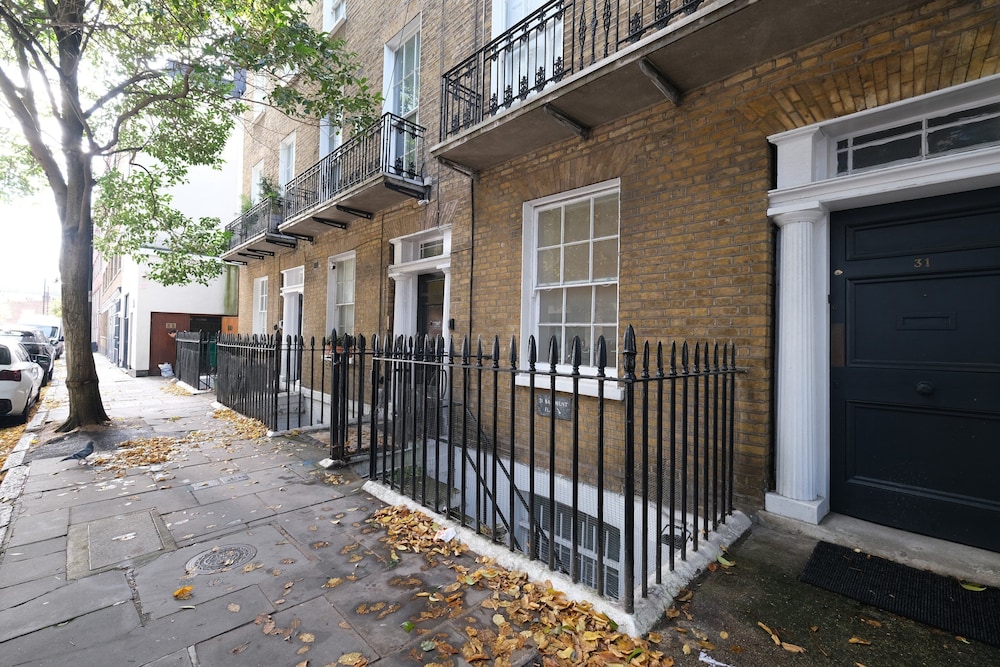 Luxury 3BR 2BA with Hot Tub and Garden