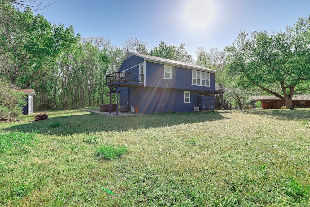 8 Mi to Ozark Folk Center: Home w/ Hot Tub & Deck