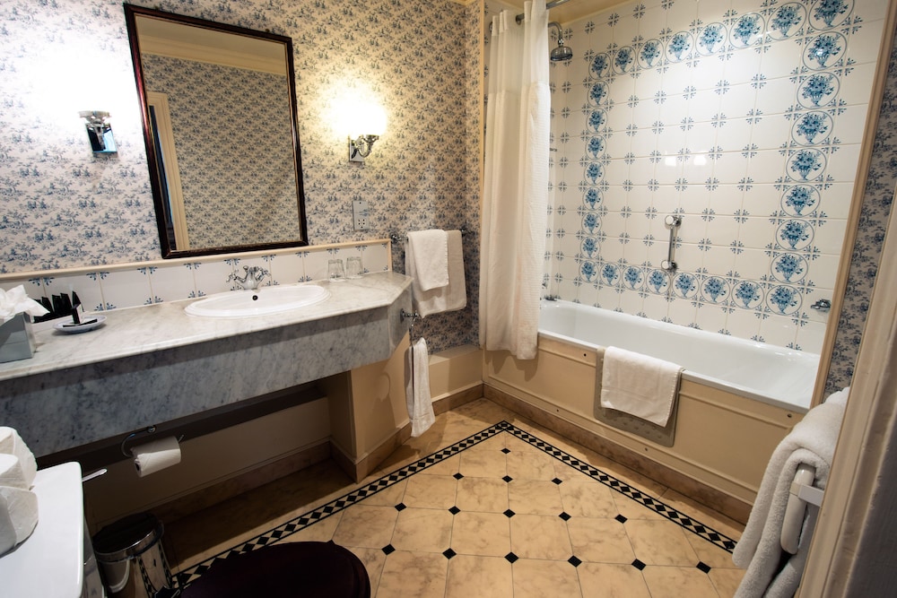 Harrow Vacations - Best Western Plus Grim's Dyke Hotel - Property Image 2