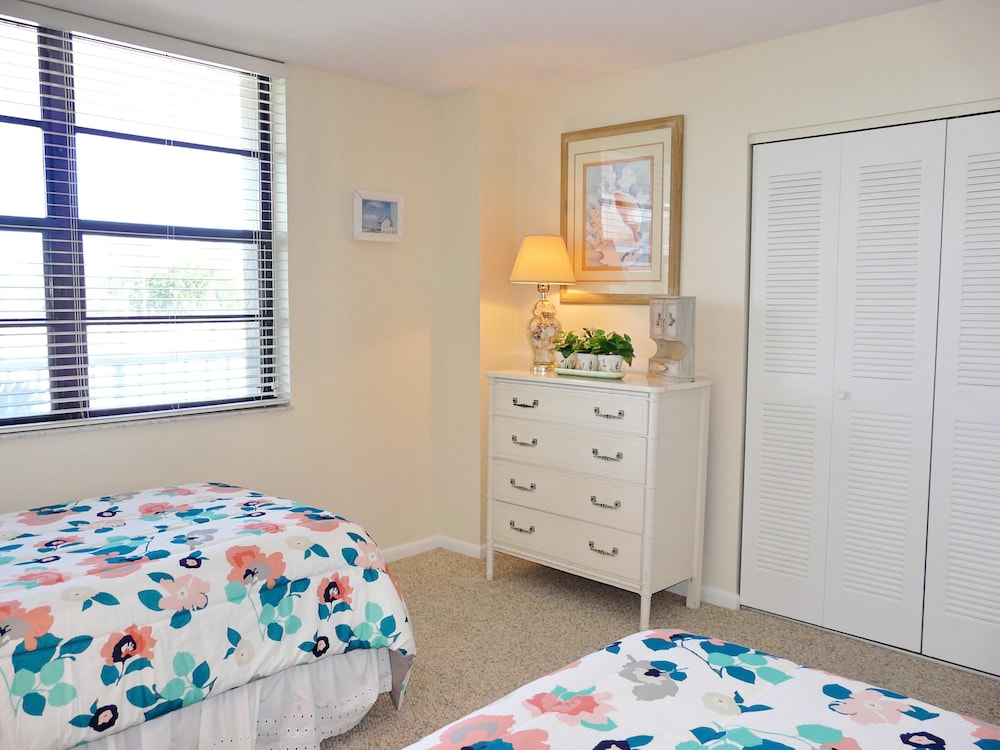 Ideal Beachfront Condo With Pool and two Balconies view 4