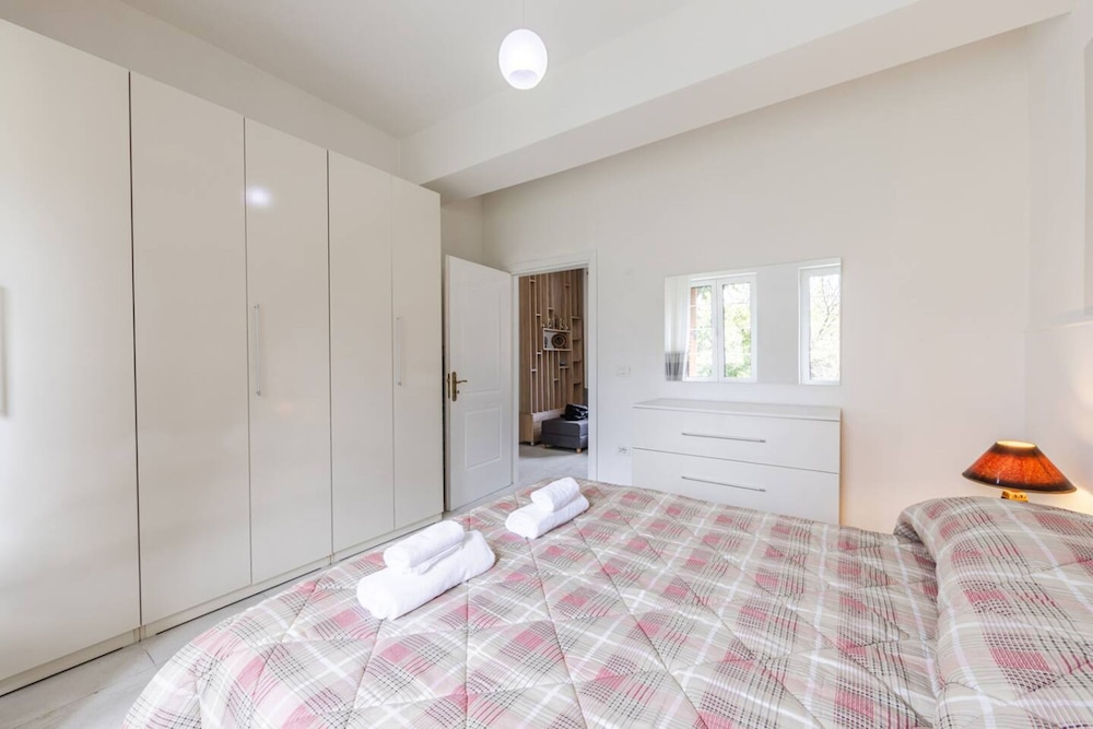 Elegant Apartment Comfort in Shkod r s Heart