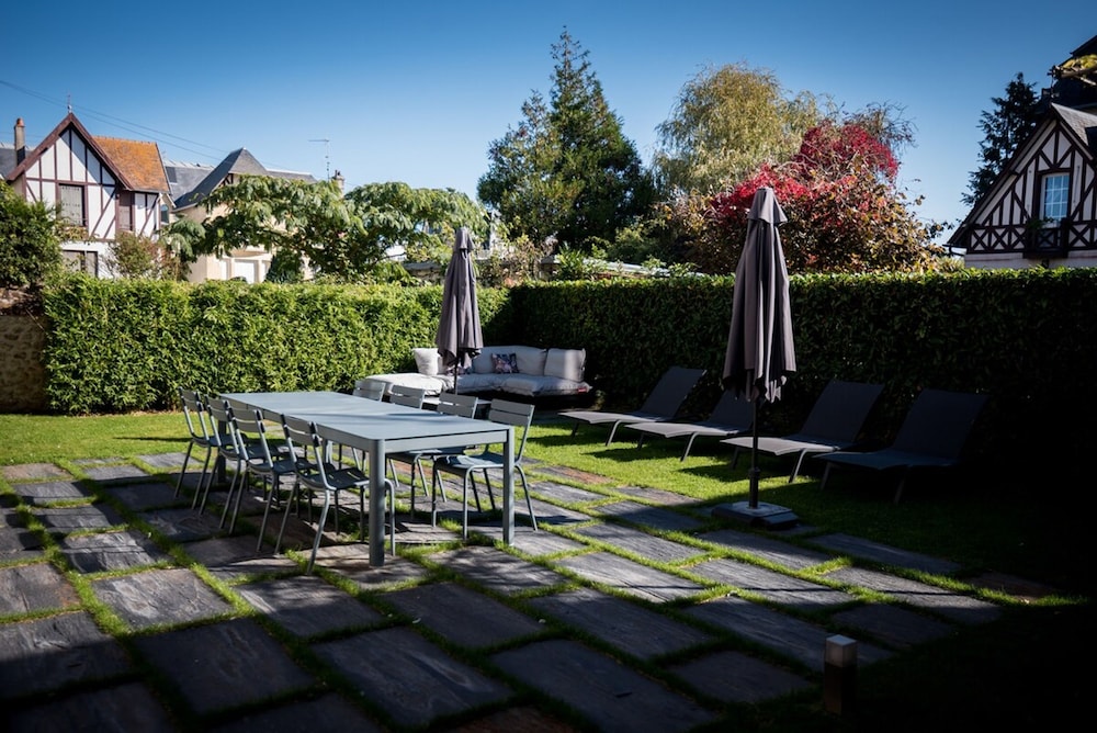 Large Chic Stylish Villa Superb Garden