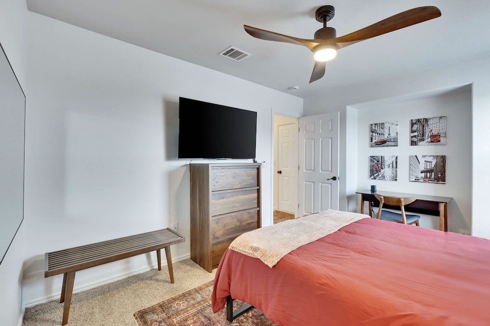 Luxury 4BR 2 5BA Home EV Charger Pool Access