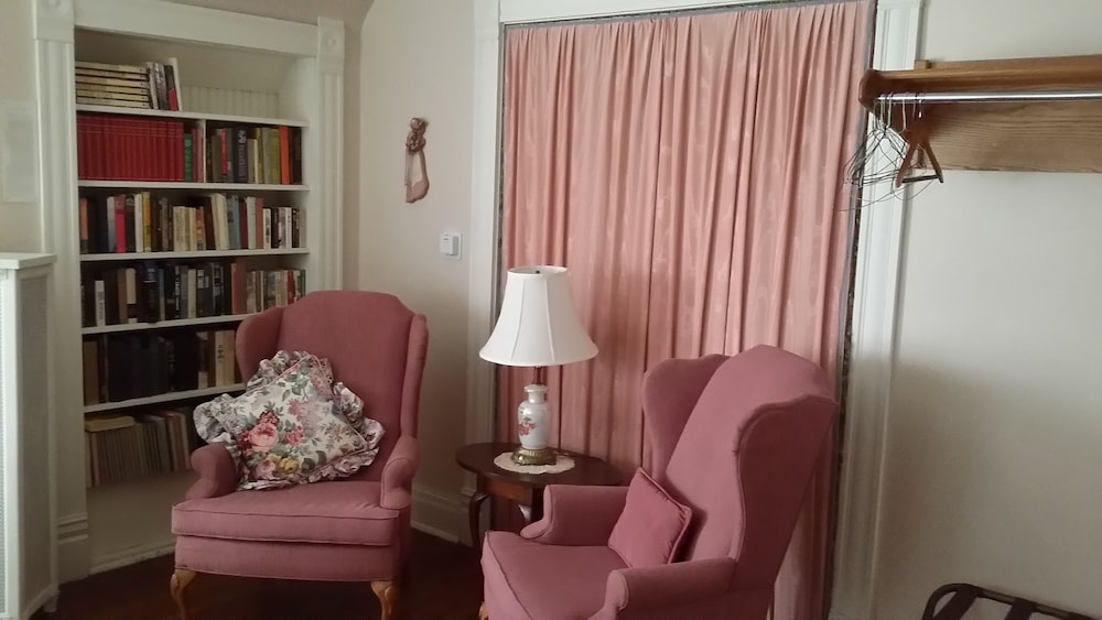 Chestnut Charm Bed & Breakfast