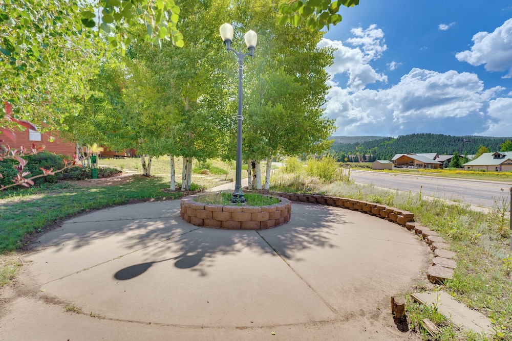Walk to Angel Fire Resort: Getaway w/ Balcony