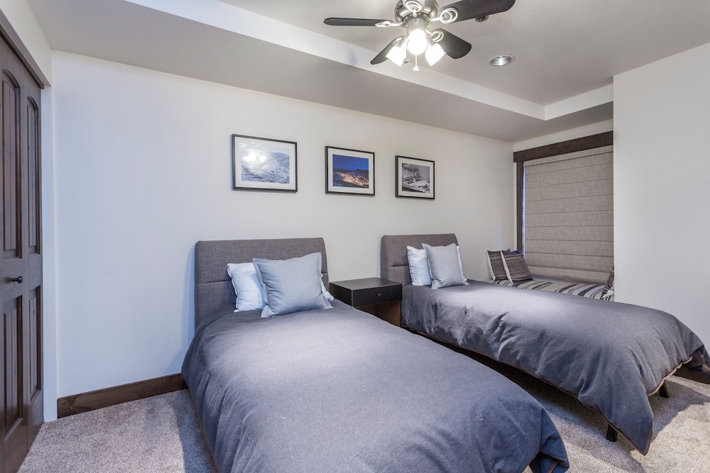 Ridgepoint at Deer Valley Resort - Three Bedroom Condo with Hot Tub #126 3 Condo