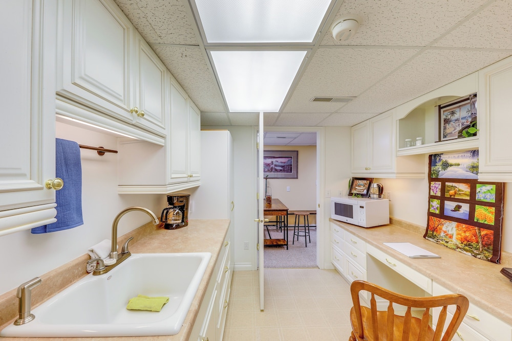Walk to Happy's Inn & Lake Access: Libby Apartment