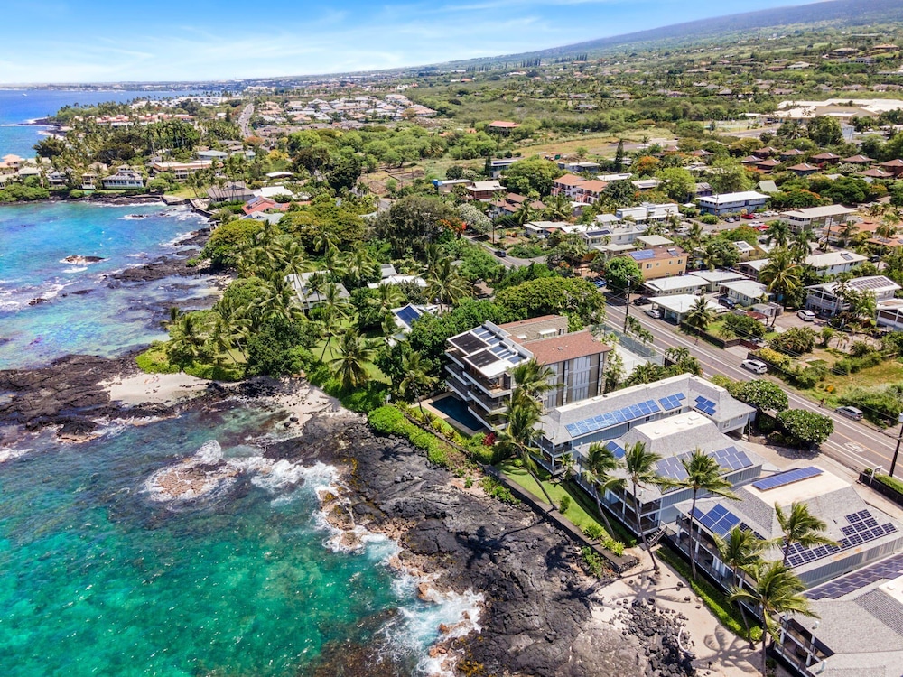 Oceanfront Elegance 2BR w/ Panoramic Views, Pool, Lanai + Concierge - Vrkcv