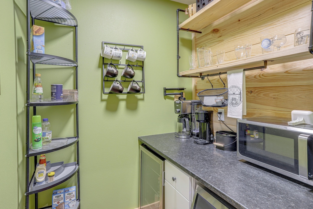 Relax on the River: Modern Mountain View Escape!