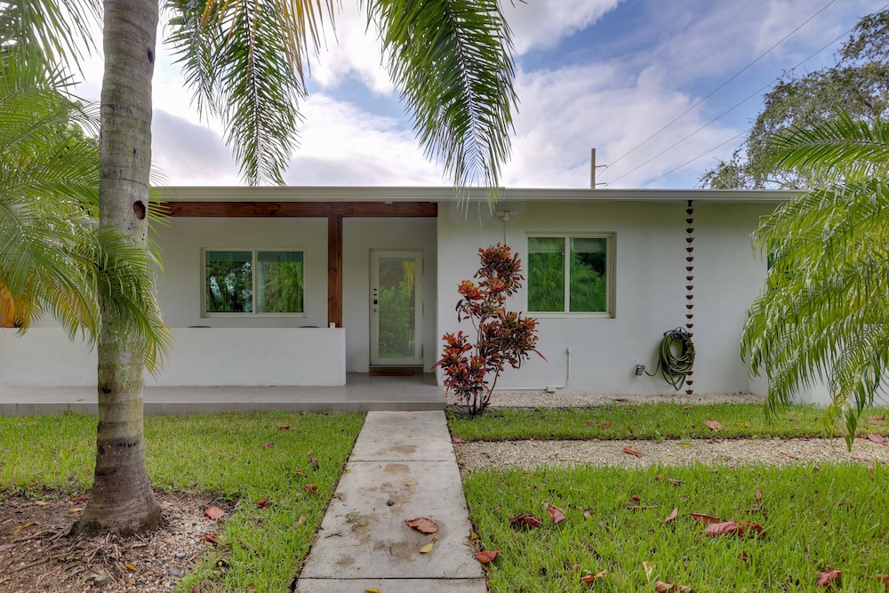 Spacious + Serene Miami Home: Walk to Metrorail!
