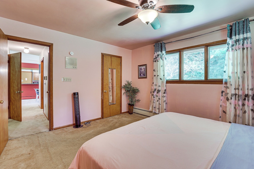 Pet-friendly Grove City Home w/ Lake on 19 Acres!