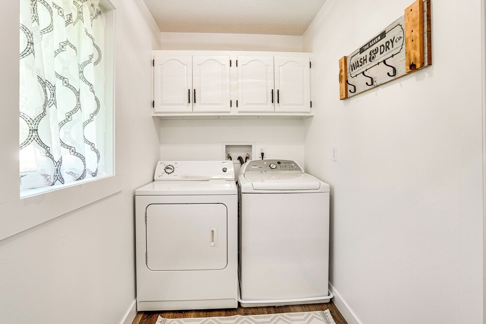 15 Mi to Downtown Sioux Falls: Gem w/ Yard!
