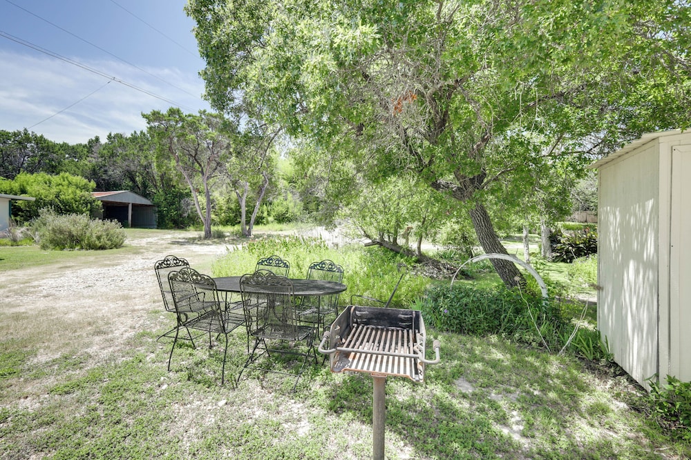 On-site Trails! Cozy Whitney Cottage 2 Mi to Lake