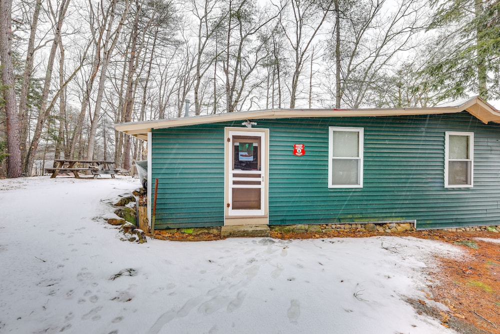 Lovely Maine Cabin w/ Deck, Gas Grill & Fire Pit!