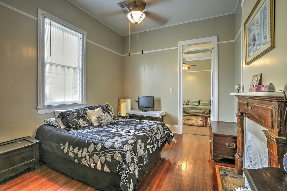 Walk to River, Tram & Zoo: Classic Nola Home! view 4