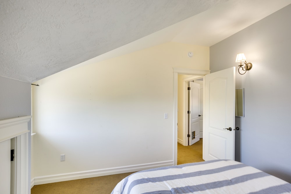 Coastal Lincoln City Home w/ Spacious Deck! view 5