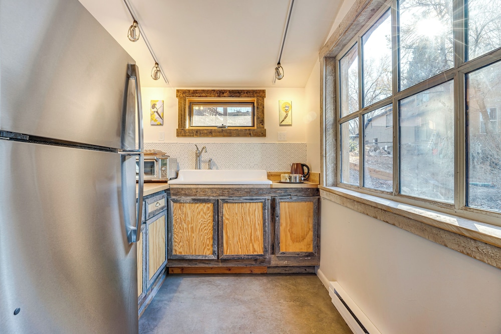 Historic Nature Lovers Cabin on Farm in Paonia!