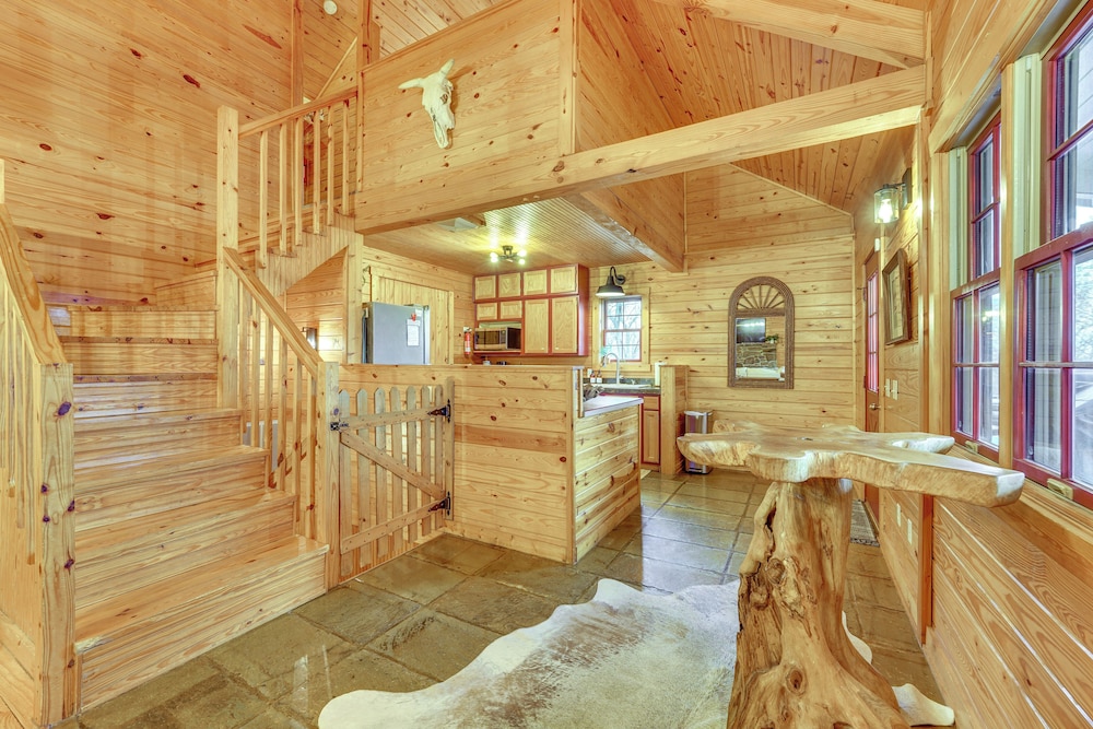 5 Mi to Beaver Lake: Family Cabin w/ Game Room