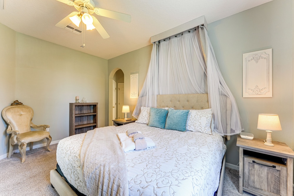 Walk to Tower Lake: Family Home in Gated Community
