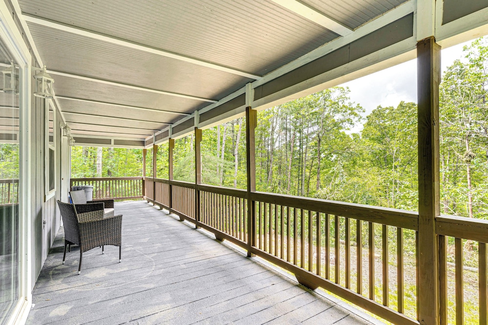 14 Mi to Dtwn: Secluded Stay in Murphy!
