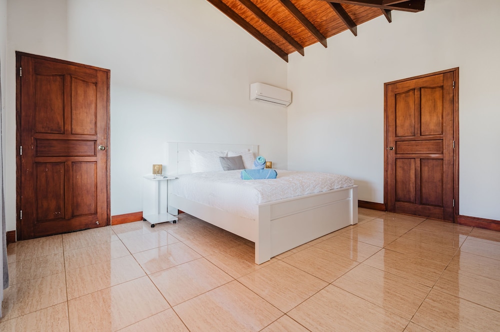 5 Bedroom Villa With Amazing View of Aruba Nature