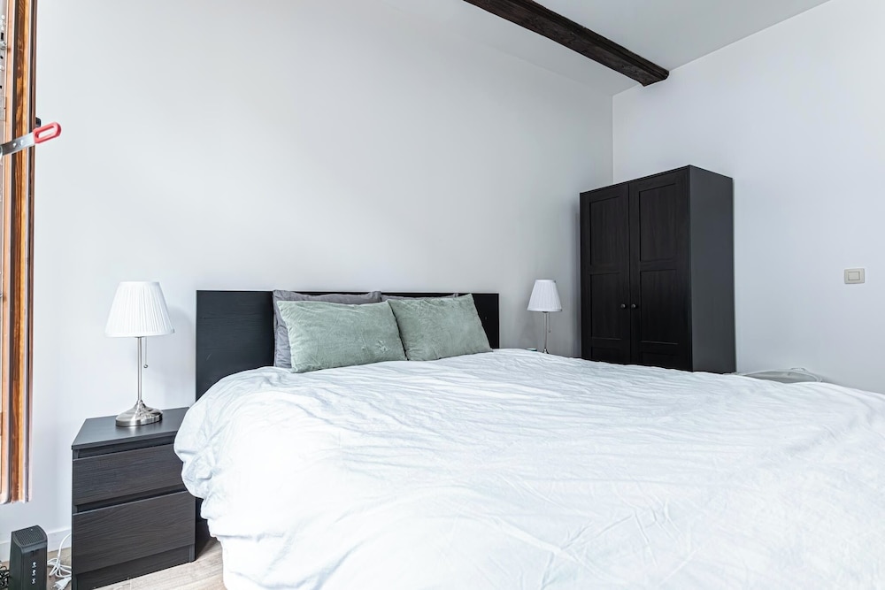 Modern 3BR Apt for 6 with Patio Ghent