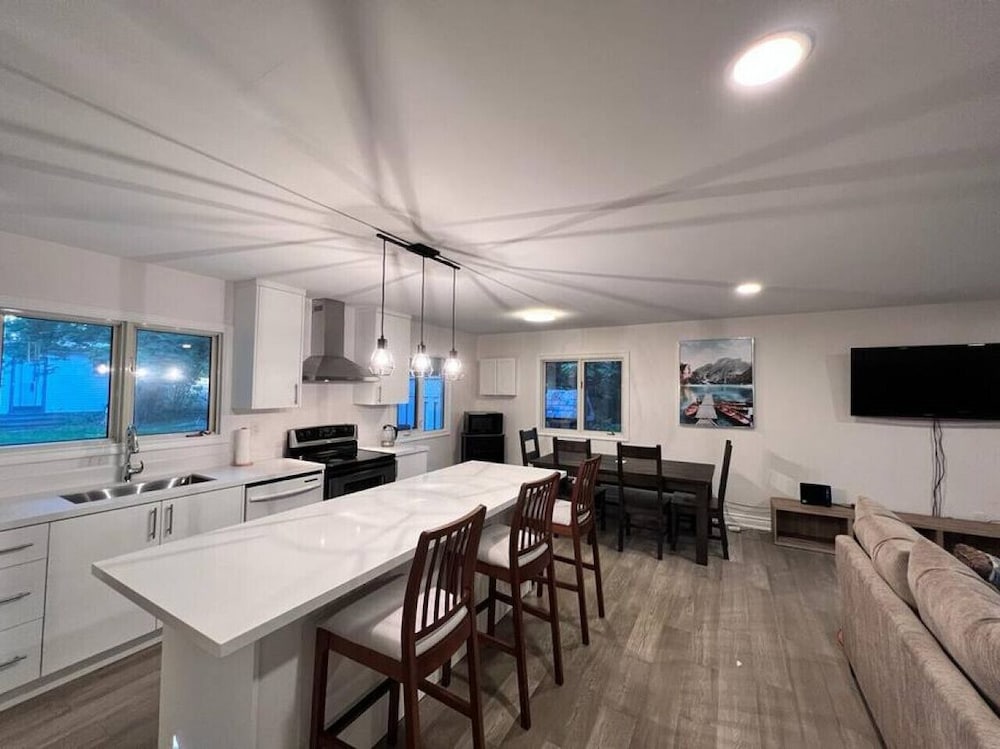 Marmora Hideaway - Peaceful Cottage w Wi-fi Clearwater