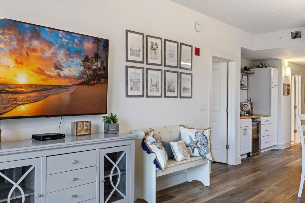 Fall Retreat Condo w Heated Pool Hot tub Pier Pk