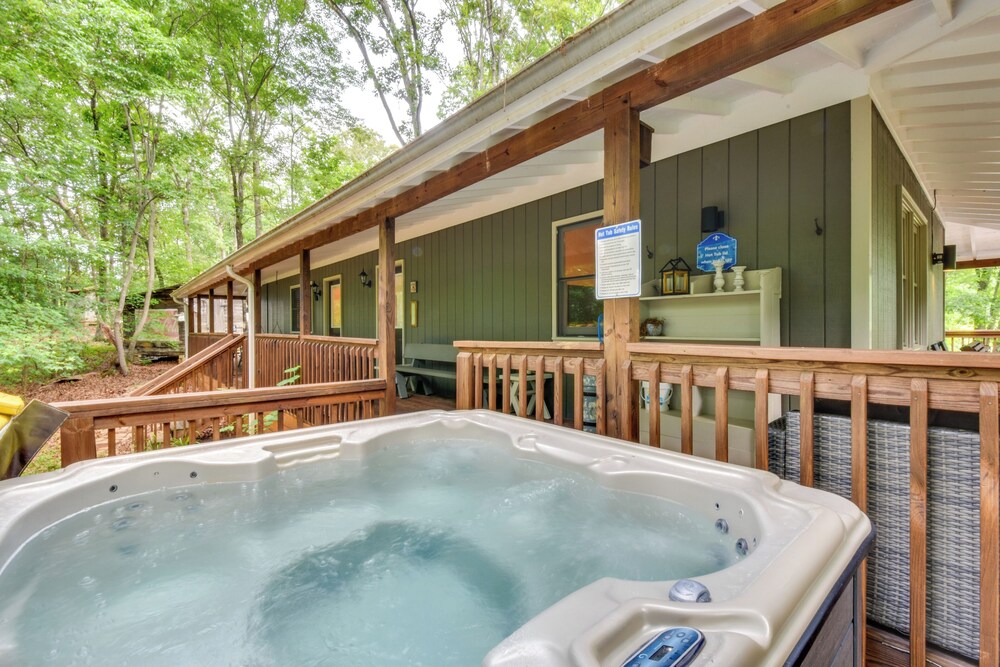 6 Miles to Helen: Cabin w/ Hot Tub & Views!