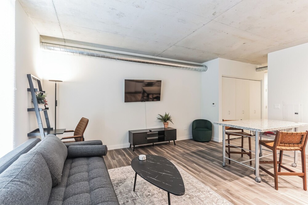 Cleveland Vacations - Sleek DT Cleveland Apt at City Club - Property Image 12