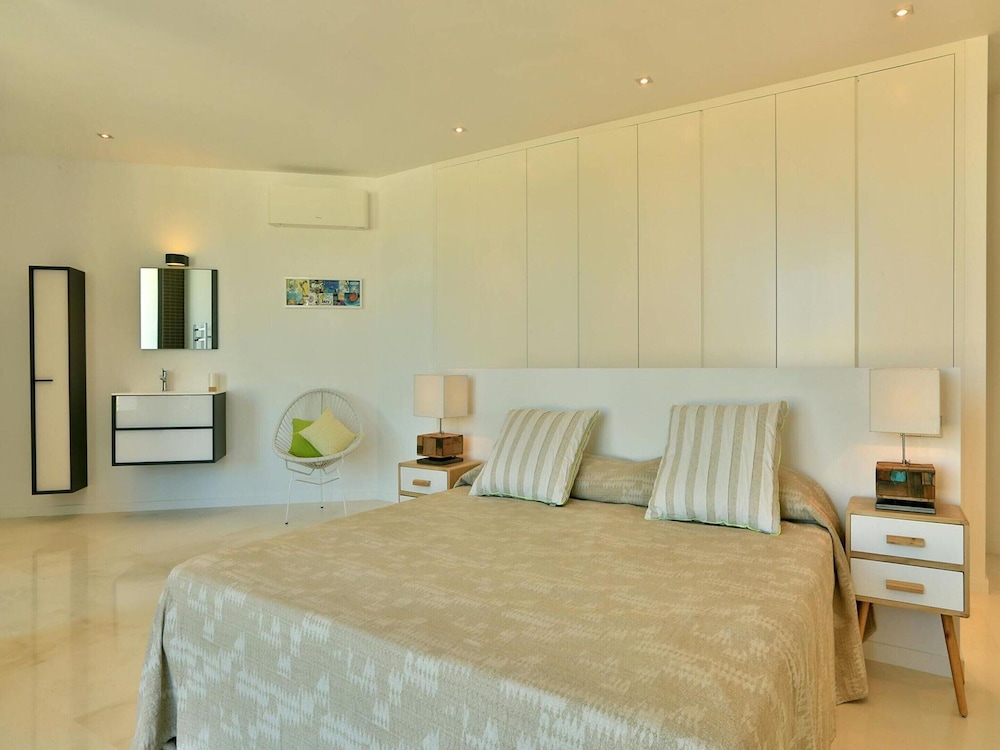 Modern Holiday Home With Vast Terracing