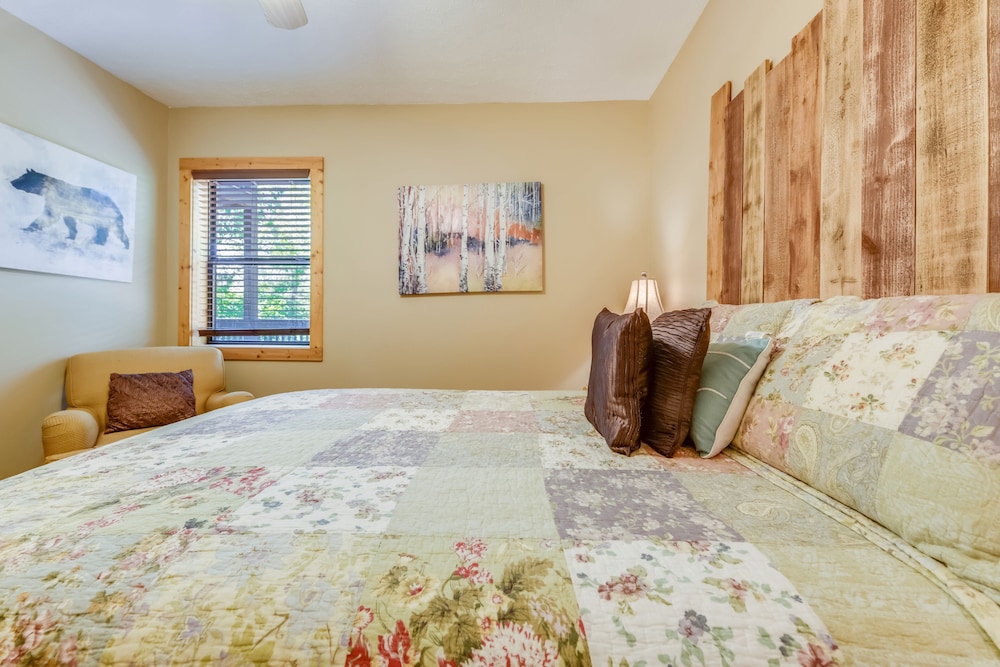 Livin On Mountain Time 4 Bedroom Cabin by RedAwning view 2