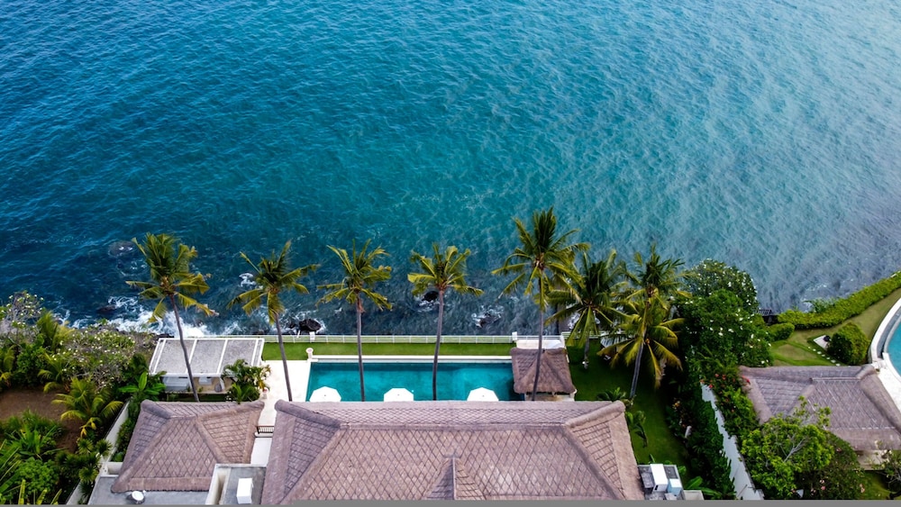Villa Blanca by Alfred in Bali - Modern Luxury 5 Bdr Oceanfront Villa in Candidasa