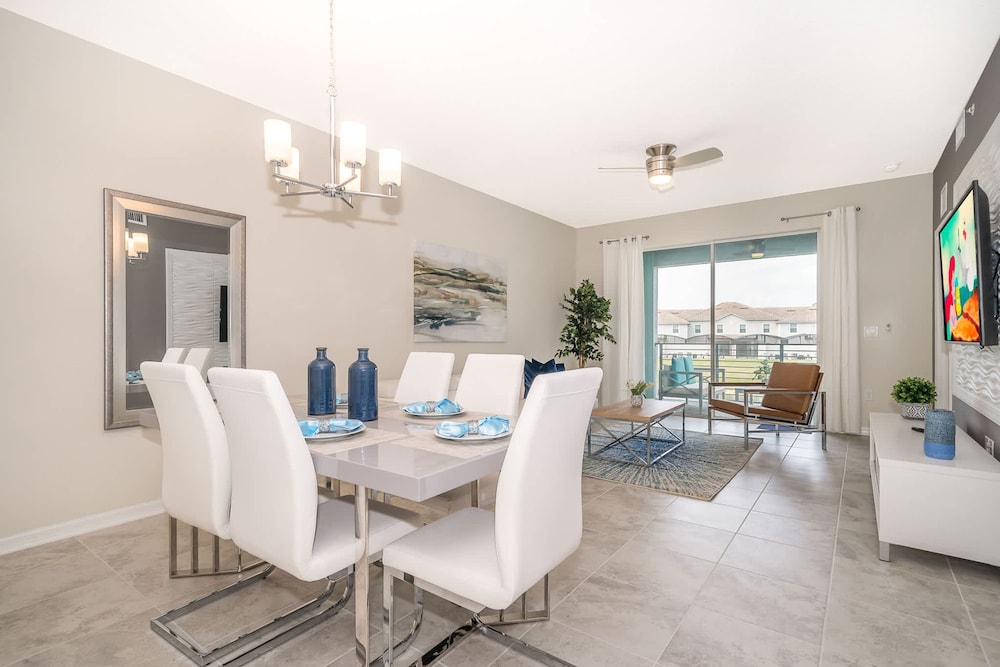 Elegant 2bed Condo in Storey Lake Prime Location