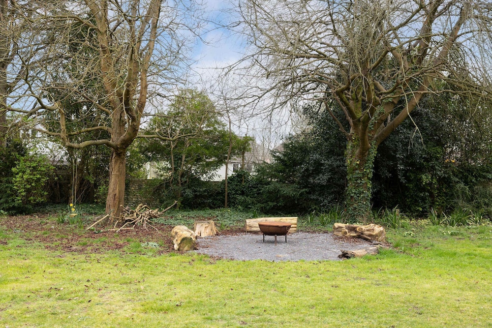 Country Retreat - Sleeps 14 - Large Garden