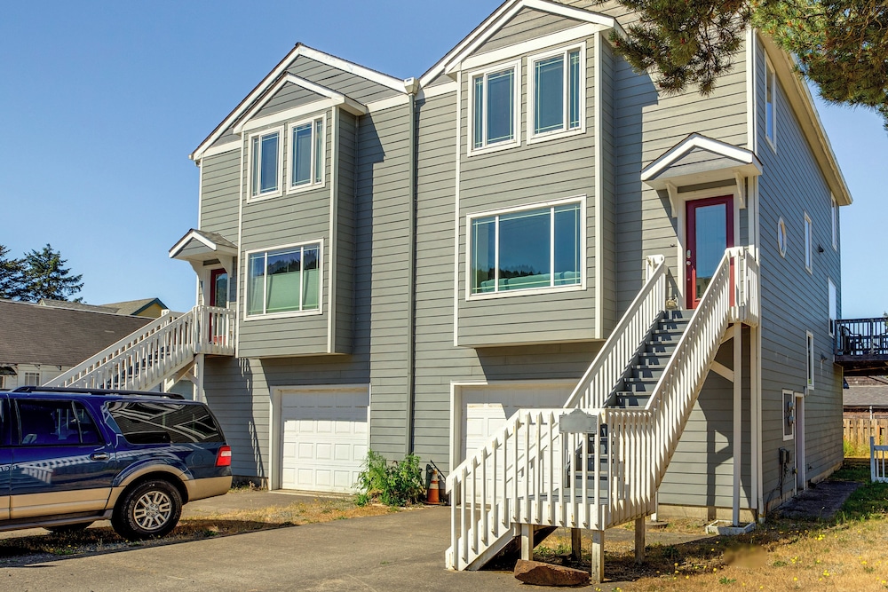 Walk to Shore: Home w/ Deck in Rockaway Beach!