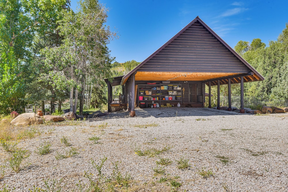 Ski, Hike & More: Homey Huntsville Retreat!