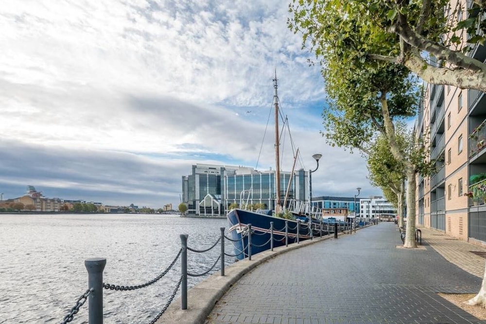 Bright 2 Bed 2 Bath apt Near Canary Wharf