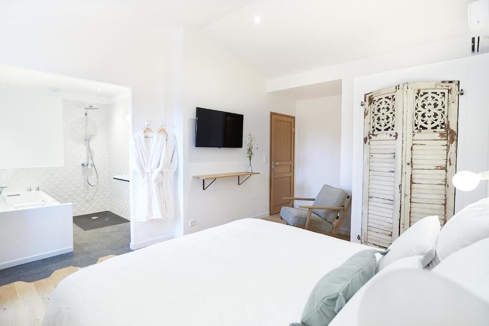 Maison 1634, casa de huéspedes con piscina en Pezenas — hotel room