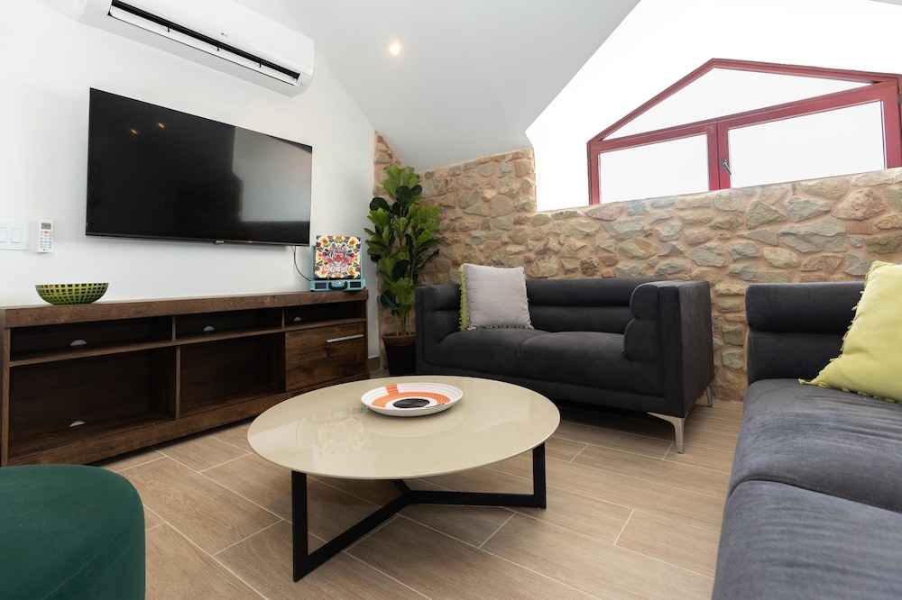 The Travelers Condo by Acomodo