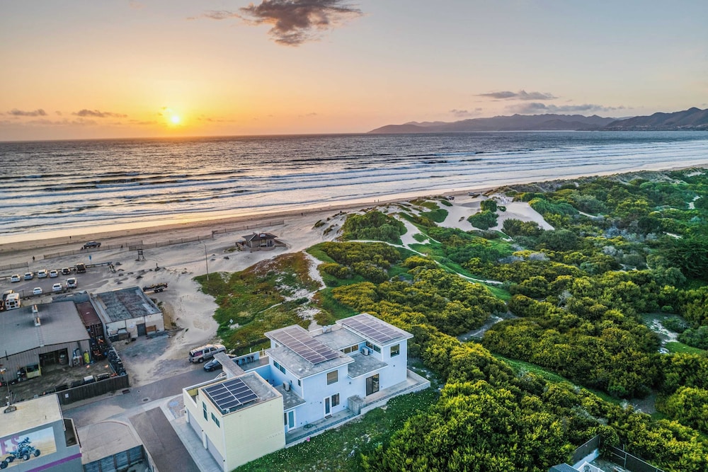 Beachfront 2BR w/ Deck, Views & Direct Sand Access Strand Way A